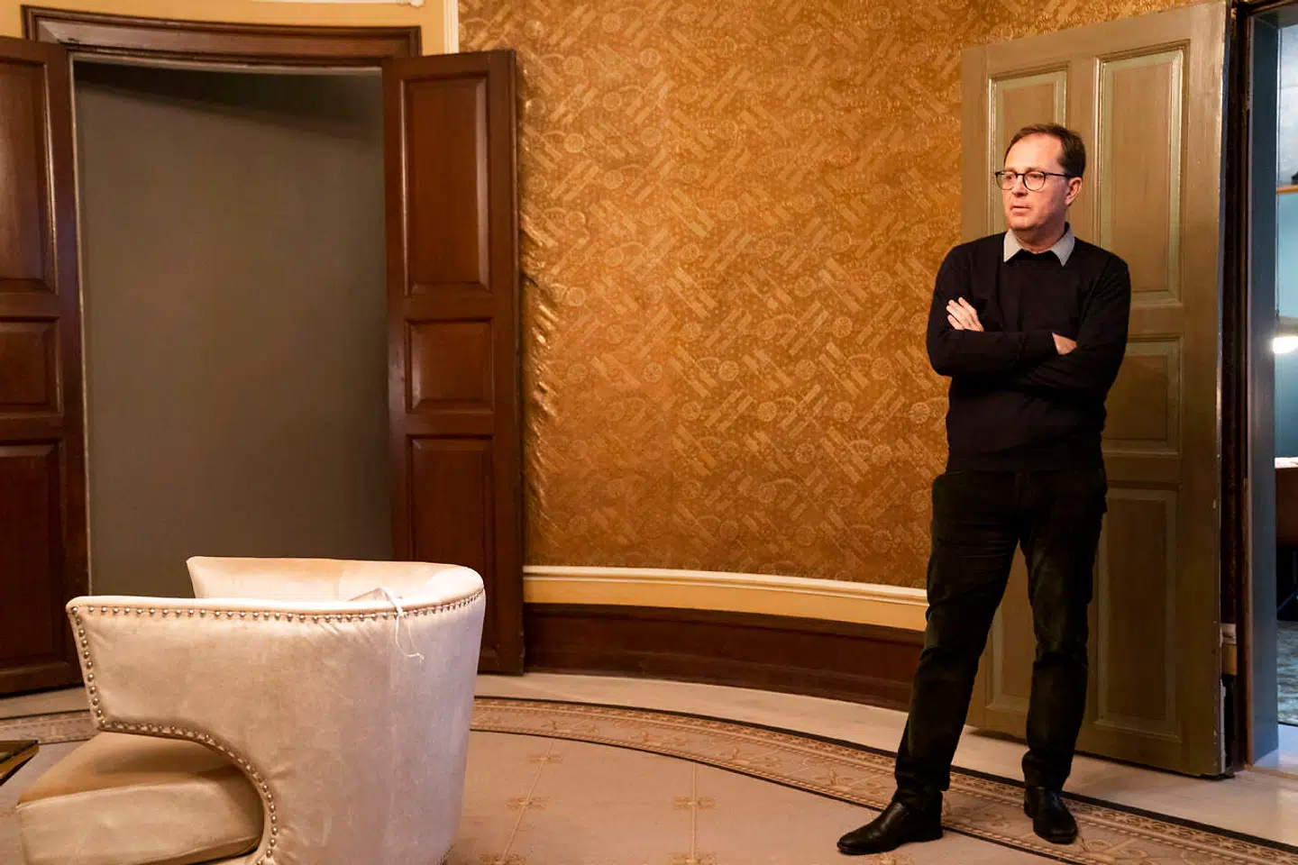 Andreas Karberg, der bestyrer boligdelen af Karberg-familiens erhvervsaktiviteter står i det ovale rum, hvor det japanske tapet fra 1870erne lyser op. Renoveringsopgaven med tapetet var en kæmpeopgave.