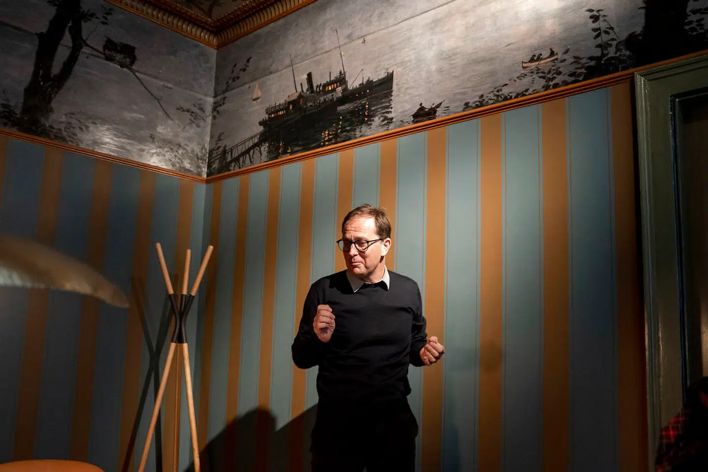 Andreas Karberg står i rummet, hvor kunstnerne Thorvald Niss og Arnold Kroghs malerier er bevaret.