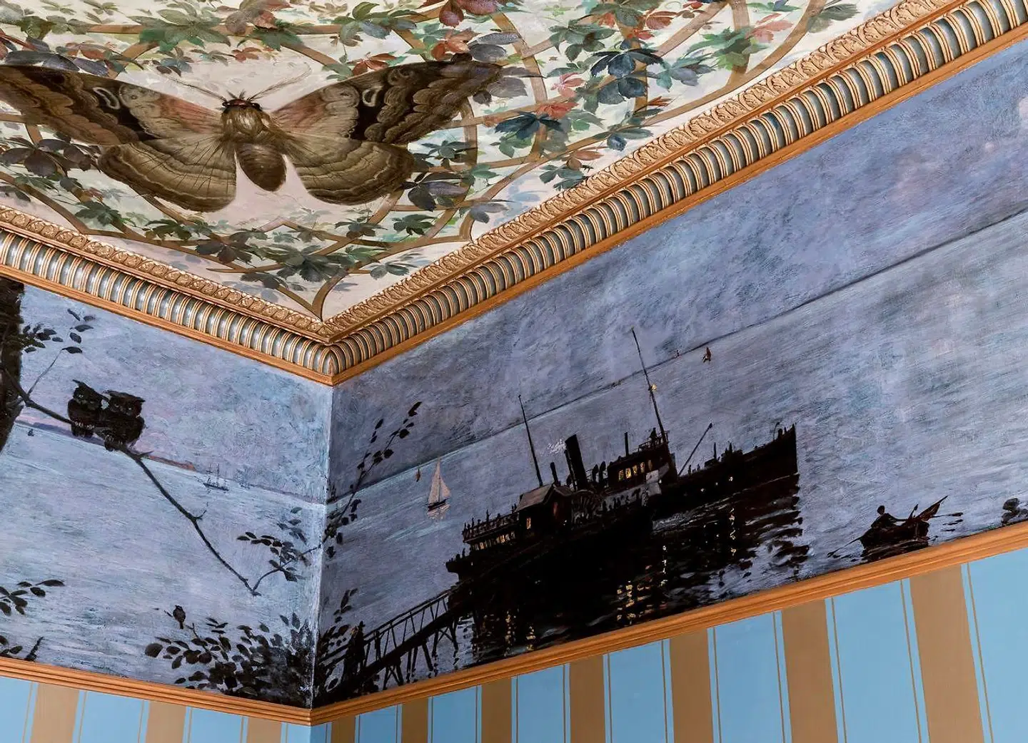 Kunstnerne Thorvald Niss og Arnold Kroghs maleri og sommerfugle og blomster i loftet.