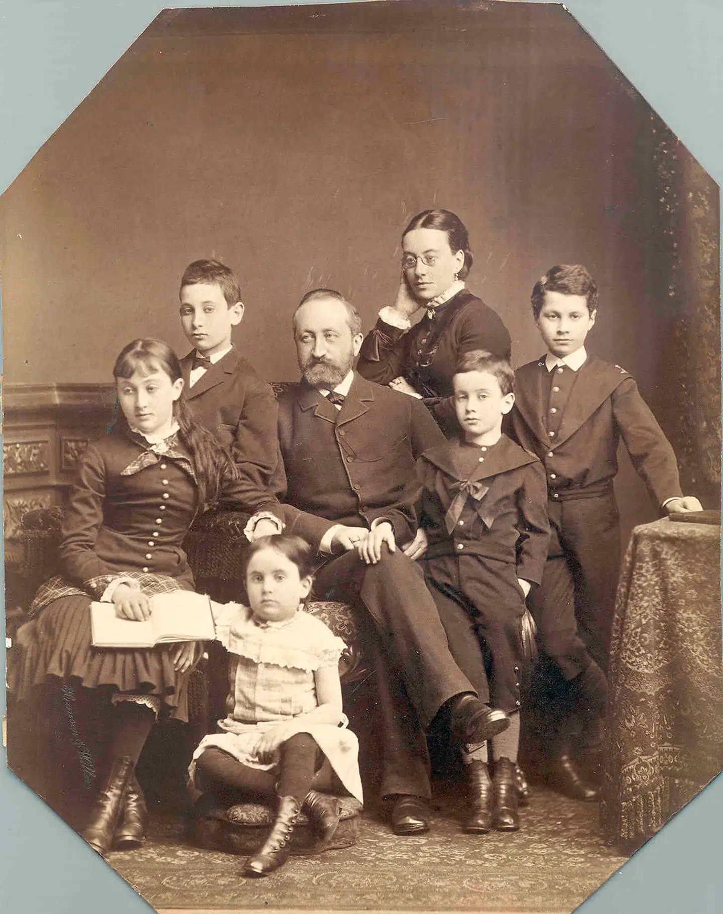 Familien Heine på øverste etage. Han var overretssagfører, og ligesom de to andre jødiske familier i huset var familien meget optaget af kunst.