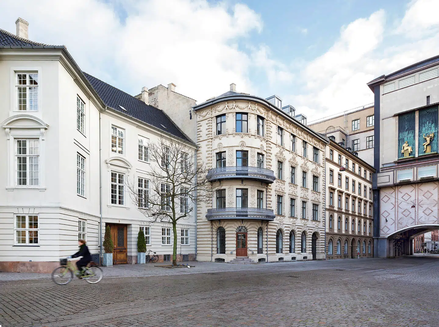 Brønnums Hus fotograferet i 2016. Bag buen kan man ane bygningen, der husede Hirschsprungs cigarfabrik.