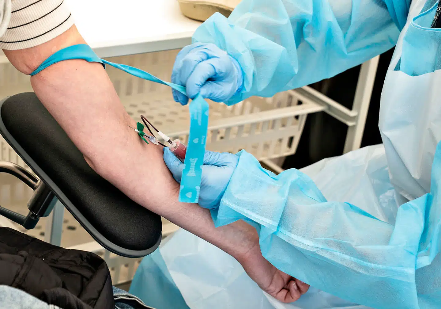 Der foretages blodprøvetest for antistoffer mod coronavirus (Covid-19) i telt testcentret på Aalborg Kaserne, onsdag den 13. maj 2020. Blodprøve screeningen foregår i et telt ved siden af teltet hvor Covid-19 podningen sker for at se om borgere og kommunalt personale er smittet.. (Foto: Henning Bagger/Ritzau Scanpix)