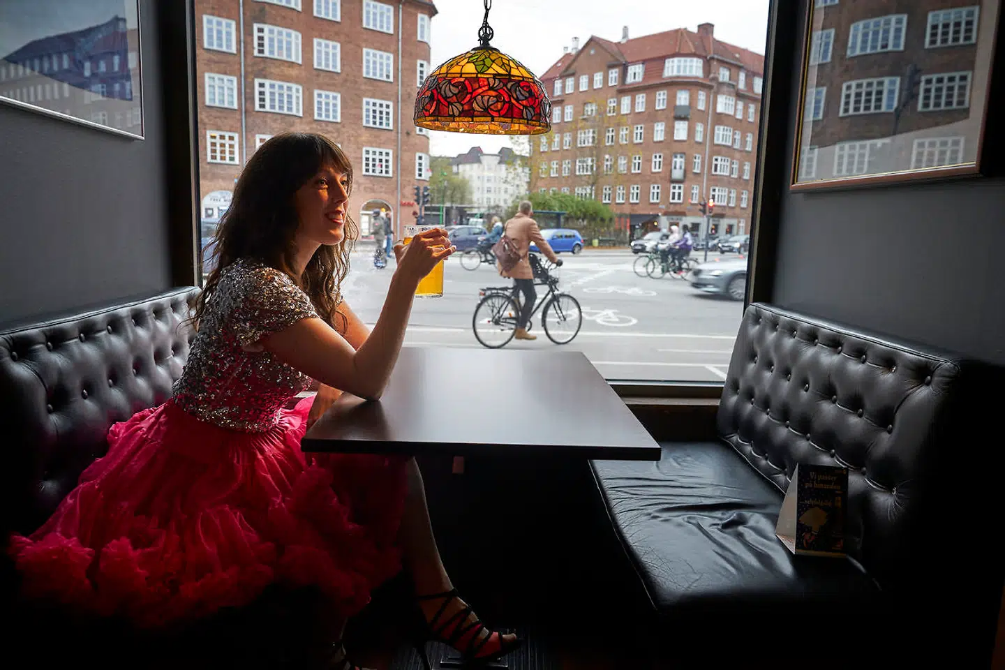 »Jeg kan godt blive sådan lidt smårasende over at betale 140 kroner for noget pisket æggehvide, som er væk i én tår. Så vil jeg sgu hellere på Jaguaren (værtshus på Amager, red.) eller Amager Pub,« siger Tine Høeg.