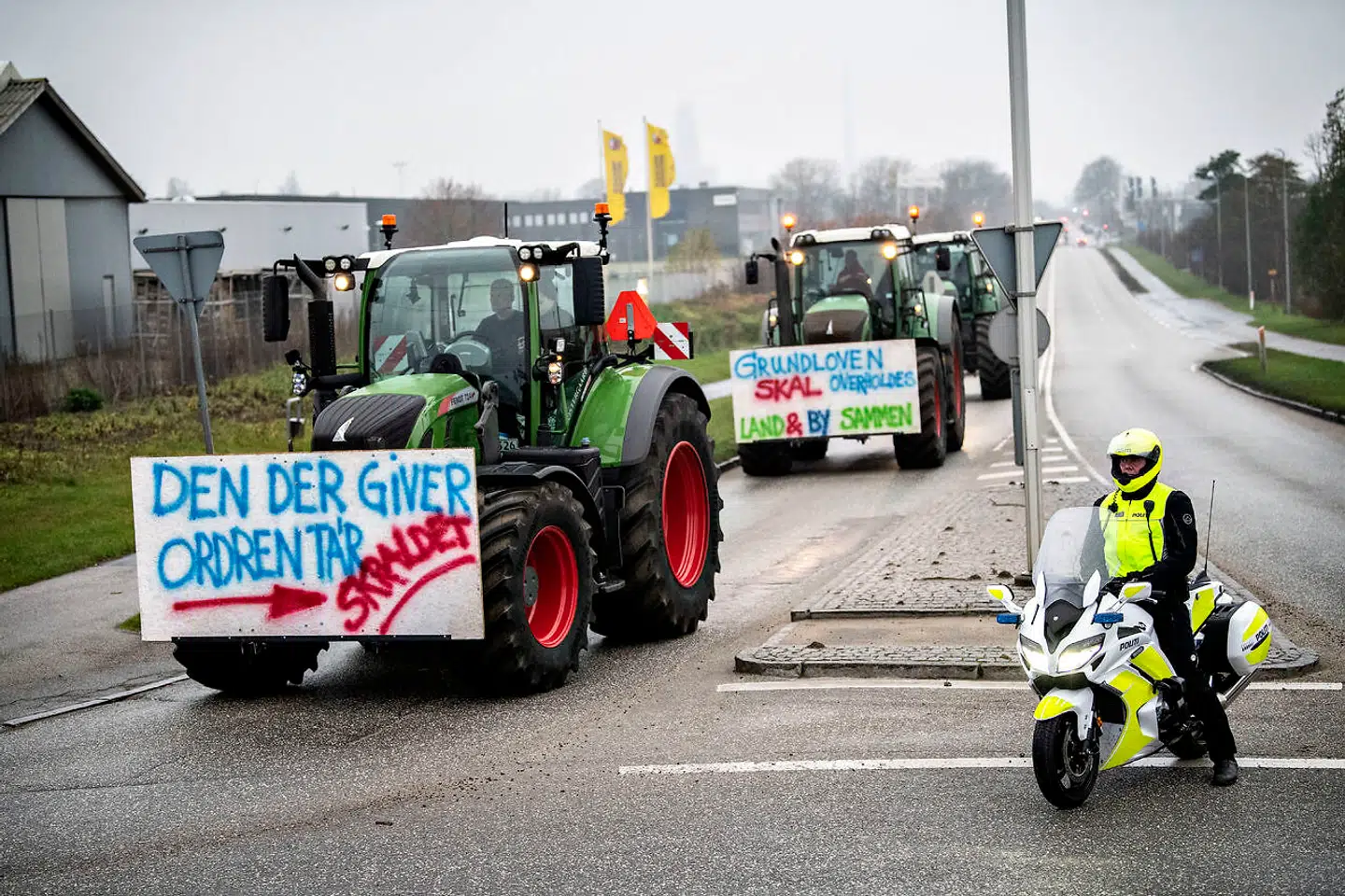 Afgang fra Københavnsvej 282 Roskilde som et af de tre mødesteder på Sjælland. Landmænd i traktor-optog kører til demonstration i København, lørdag den 21. november 2020. Demonstrationen er imod »magtmisbrug, manglende respekt for grundloven, demokratisk underskud - og for folkestyret!«.. (Foto: Nils Meilvang/Ritzau Scanpix)