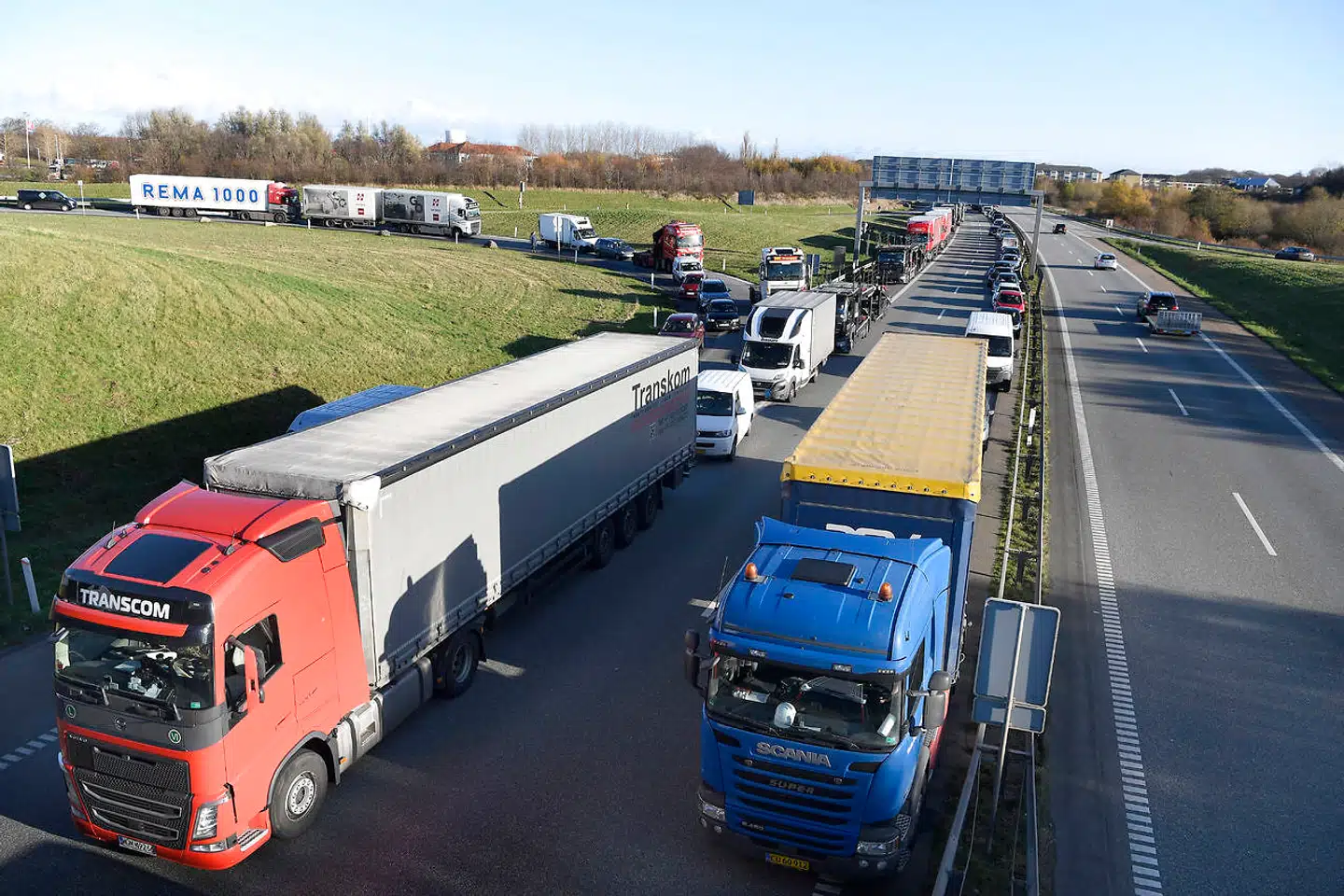 Bilkø ved Storebæltsbroen på vej mod Fyn på grund af en lastbil der er brudt i brand ude på selve broen, ved Korsør fredag den 20. november 2020.