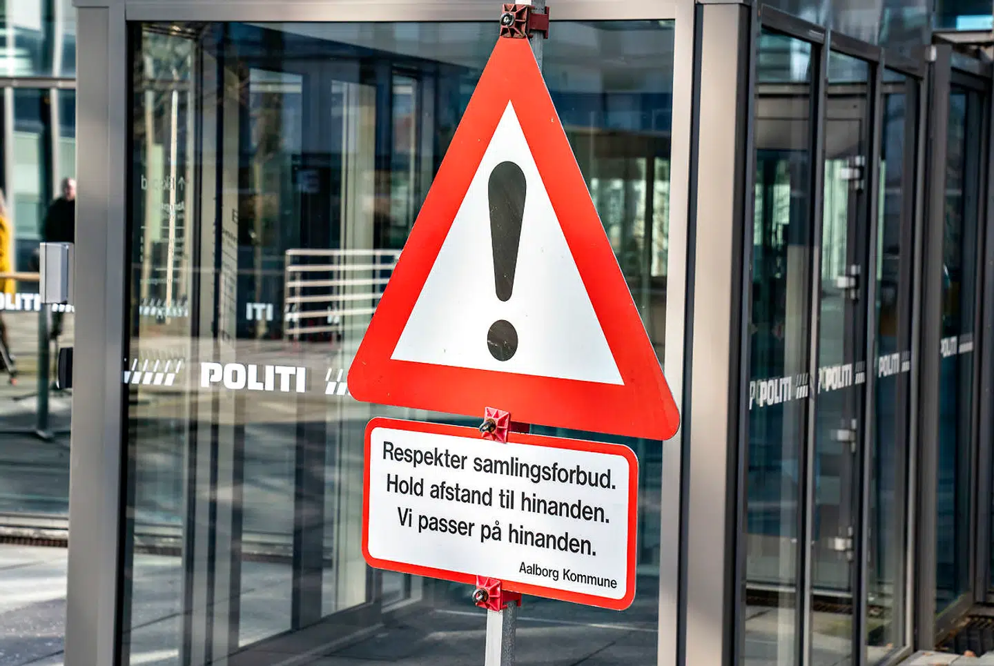Forsamlingsforbuddet på mere end 10 personer forlænges til og med 13. december.