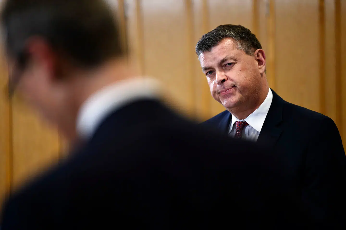 Mogens Jensen lytter, da departementschef i Miljø- og Fødevareministeriet Henrik Studsgaard holder tale. Vi har fejlet, siger han blandt andet.