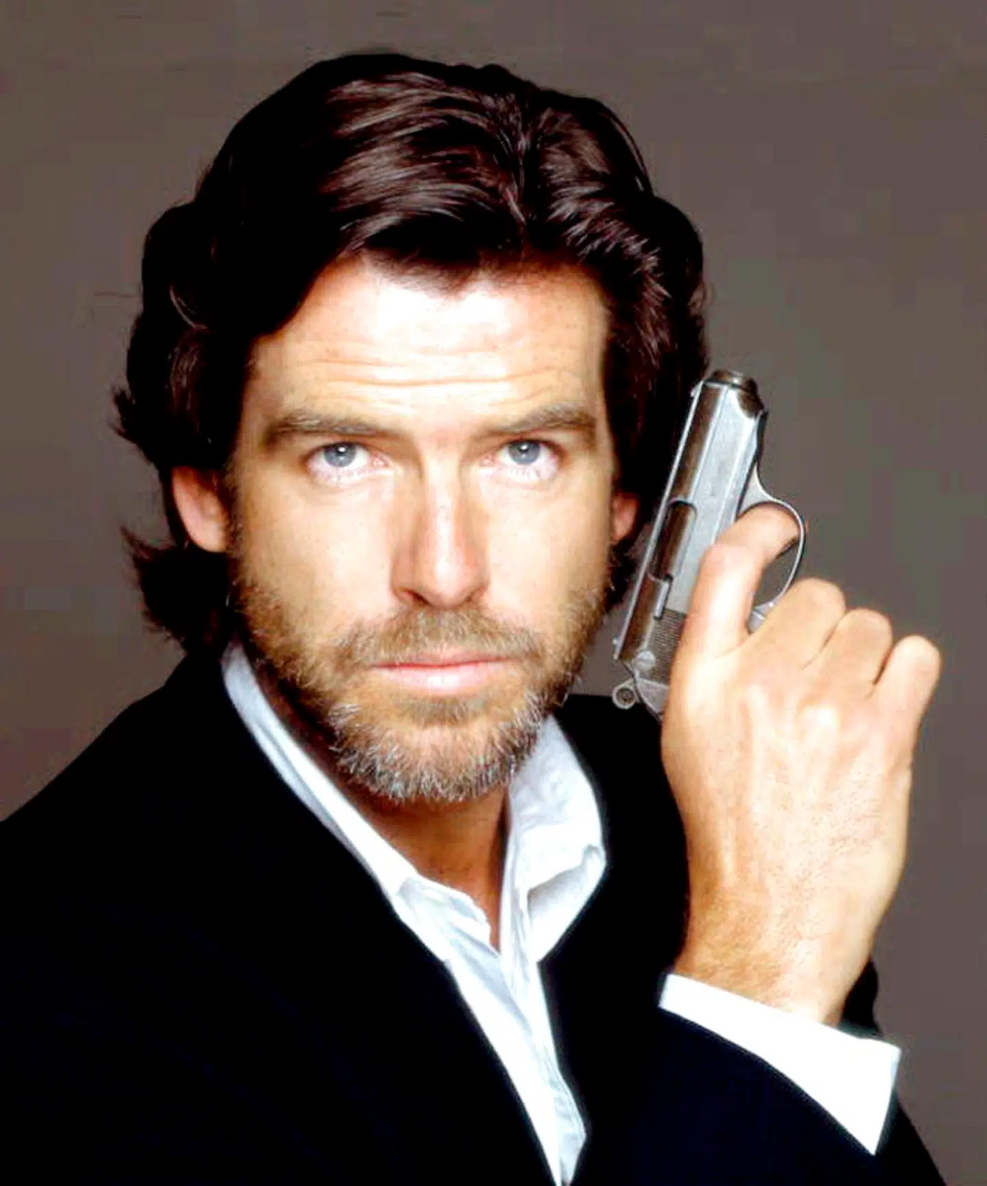 Den irske skuespiller Pierce Brosnan havde i mange år rollen som agent 007, James Bond. I filmen »GoldenEye« fra 1995 endte han blandt andet med at kravle rundt på Arecibo-observatoriet, som nu skal lukke.