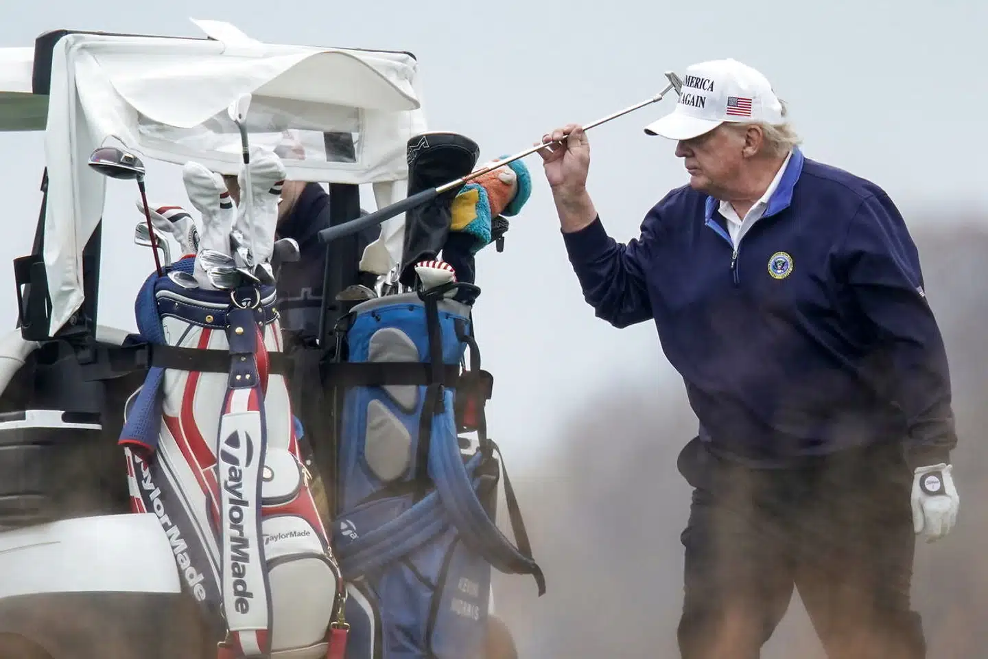 USAs præsident, Donald Trump, har kun vist sig få gange siden valgnederlaget. I stedet bruger han meget tid på at spille golf – når han da ikke Twitter ytrer sig om påstået svindel bag nederlaget.