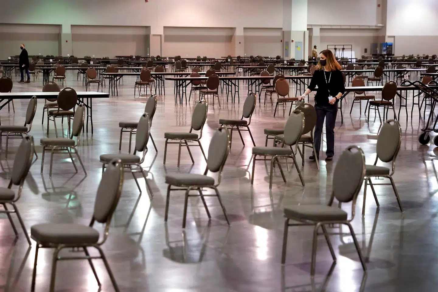 I staten Wisconsin er myndighederne i gang med at forberede genoptælling af stemmerne fra præsidentvalget. Ved valget for fire år siden vandt Donald Trump staten. Men denne gang blev Joe Biden vinder af den nordlige stat. Det vil Donald Trump nu have ændret og har indbetalt tre millioner dollar for at dække udgifterne til en genoptælling af stemmerne.