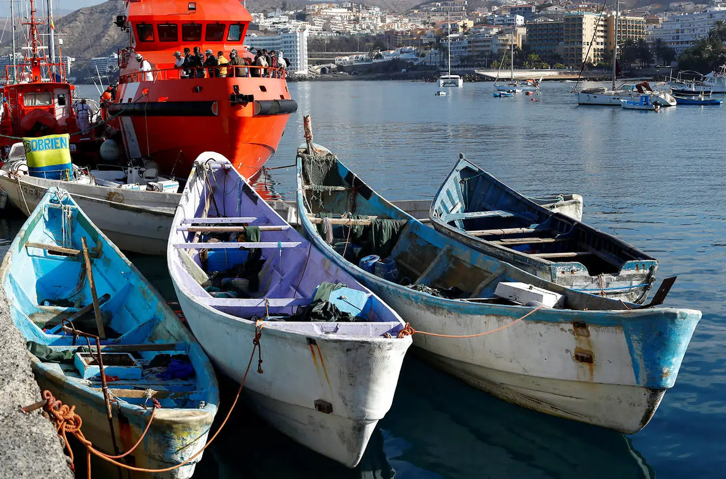 Migration fra Vestafrika til De Kanariske Øer foregår i spinkle fiskefartøjer som disse. Det går ofte galt, og titusindvis menes at være druknet de seneste år.