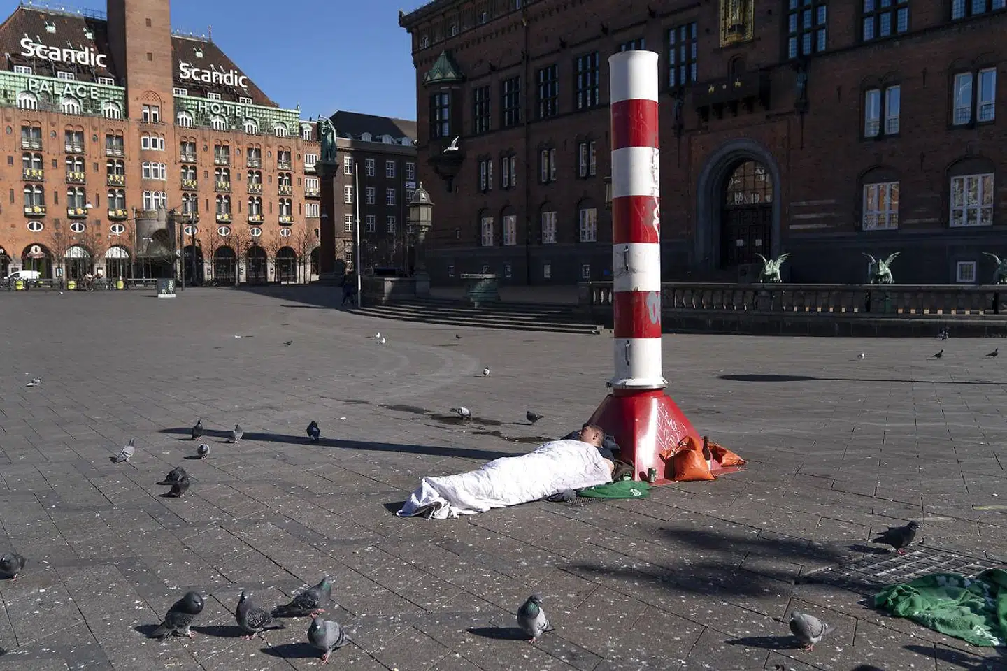 »Selv om Danmark har et af verdens bedste velfærdssamfund med fri og lige adgang til vuggestuer, skoler, gymnasier og hospitaler, så har vi en stor og stigende social ulighed i sundhed, og som det er nu, lever en kvinde med lav indkomst 5,5 år kortere end en kvinde med høj indkomst. For mænd er forskellen næsten 10 år,« skriver Morten Grønbæk og Bente Klarlund Pedersen.