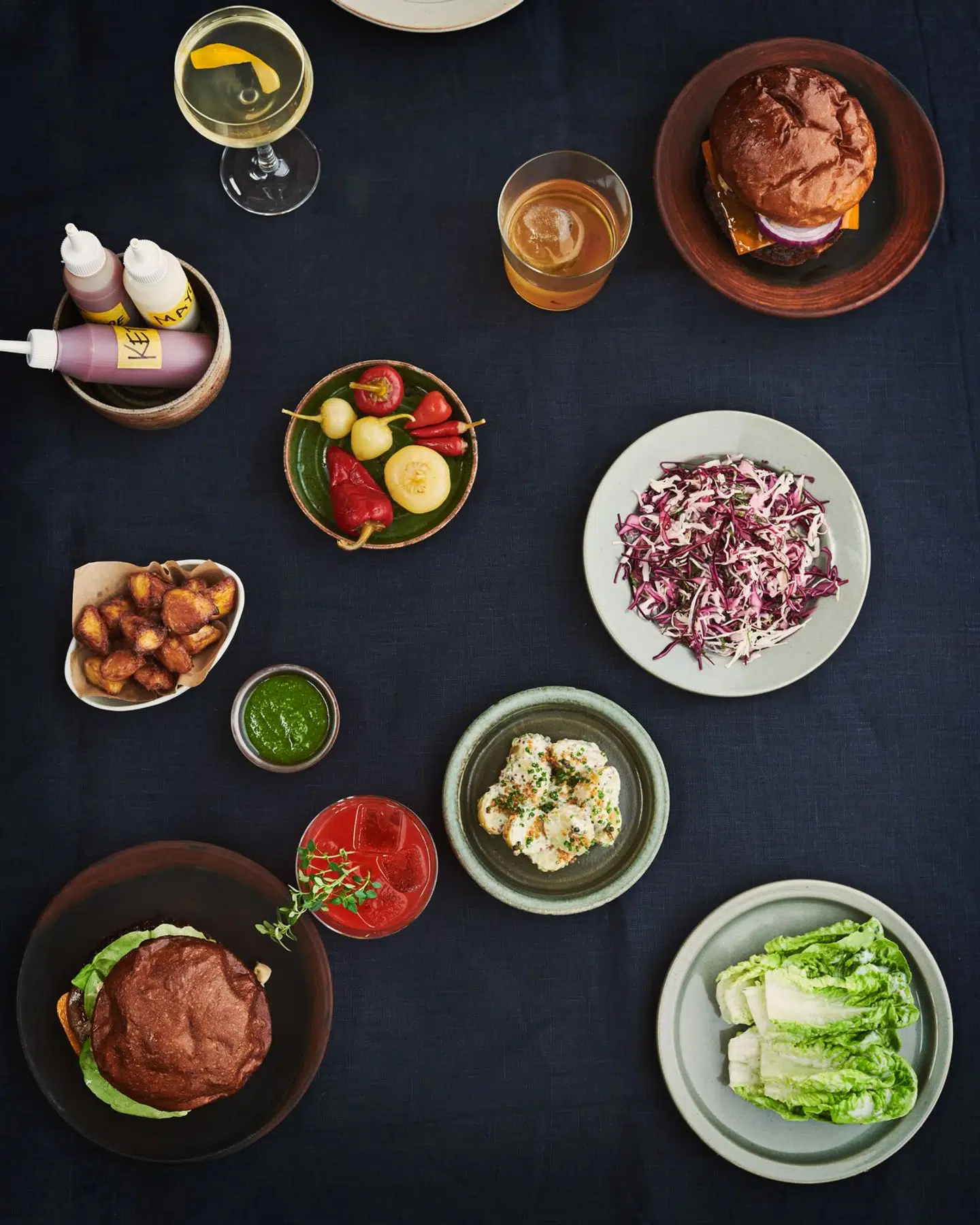 Som noget nyt serverer POPL også sideretter. Her tyrskisk peber, romaine, kartoffelsalat og roasties.