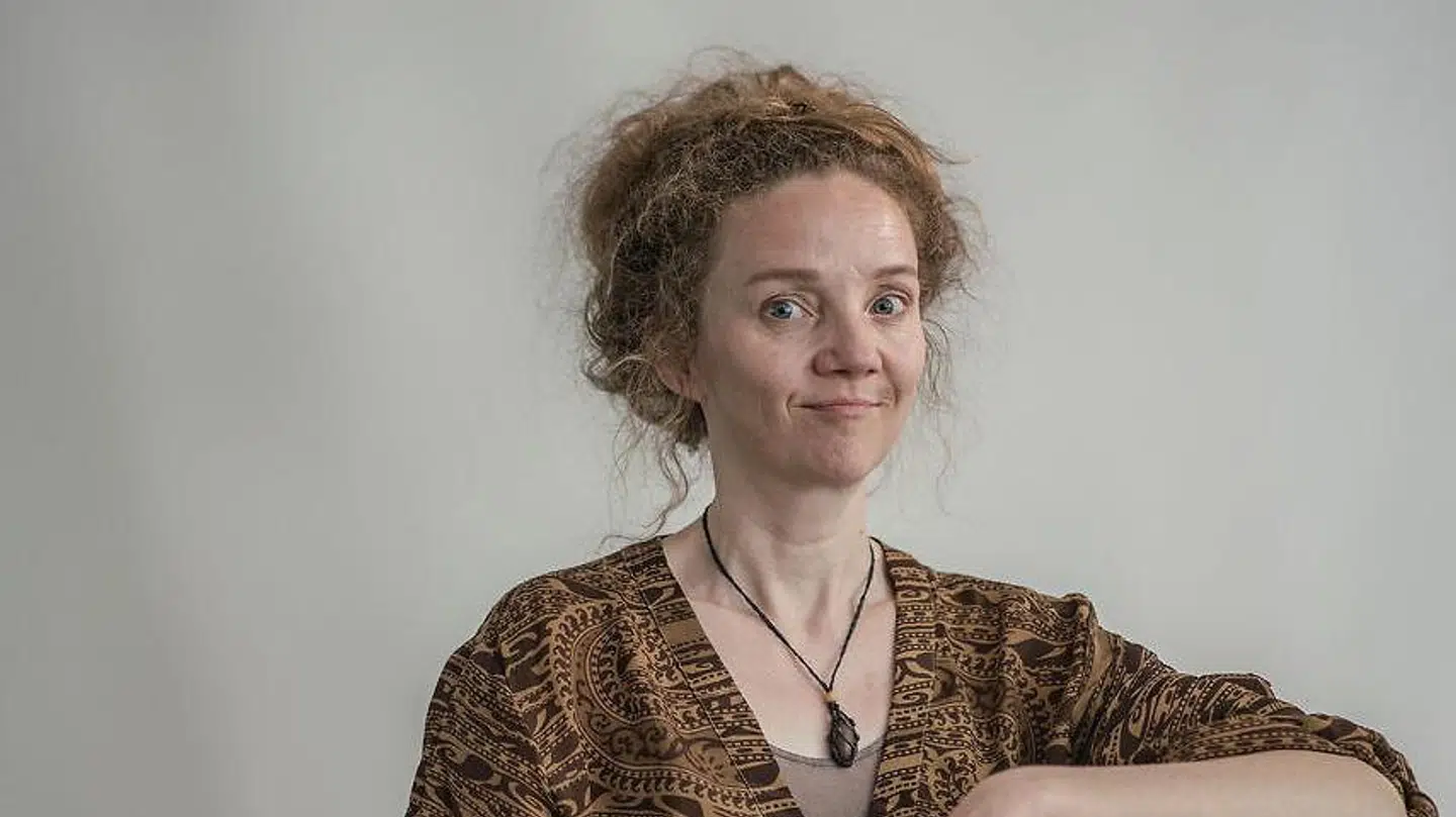 Inklusionen af Ursula Andkjær Olsens sang, »Velfærdsdødedansen«, får en til at undre sig over at der virkelig ikke kunne findes plads til den umådeligt populære Shu-Bi-Dua sang »Danmark«.