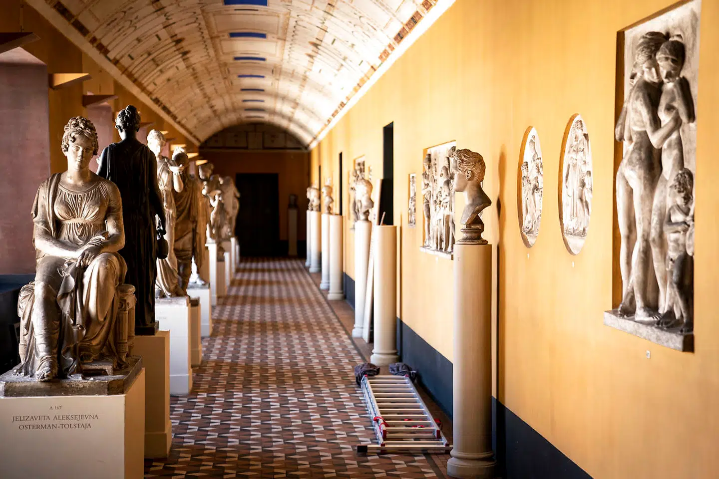 »I 1844 døde Thorvaldsen under en forestilling i Det Kongelige Teater – den skønneste død, der gives! Og derfor kom jeg til at hedde Bertel! Jeg blev født i 1944. Min mor hørte en mindeudsendelse om Thorvaldsen lige før, hun skulle registrere mit navn på kommunekontoret,« skriver Bertel Haarder.