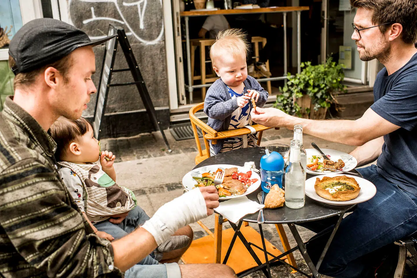 »90 pct. af fædrene i Norden ønsker at være dybt involveret i omsorgen for deres børn. Men de tror ikke, at andre mænd accepterer det,« skriver Eva Svavars.
