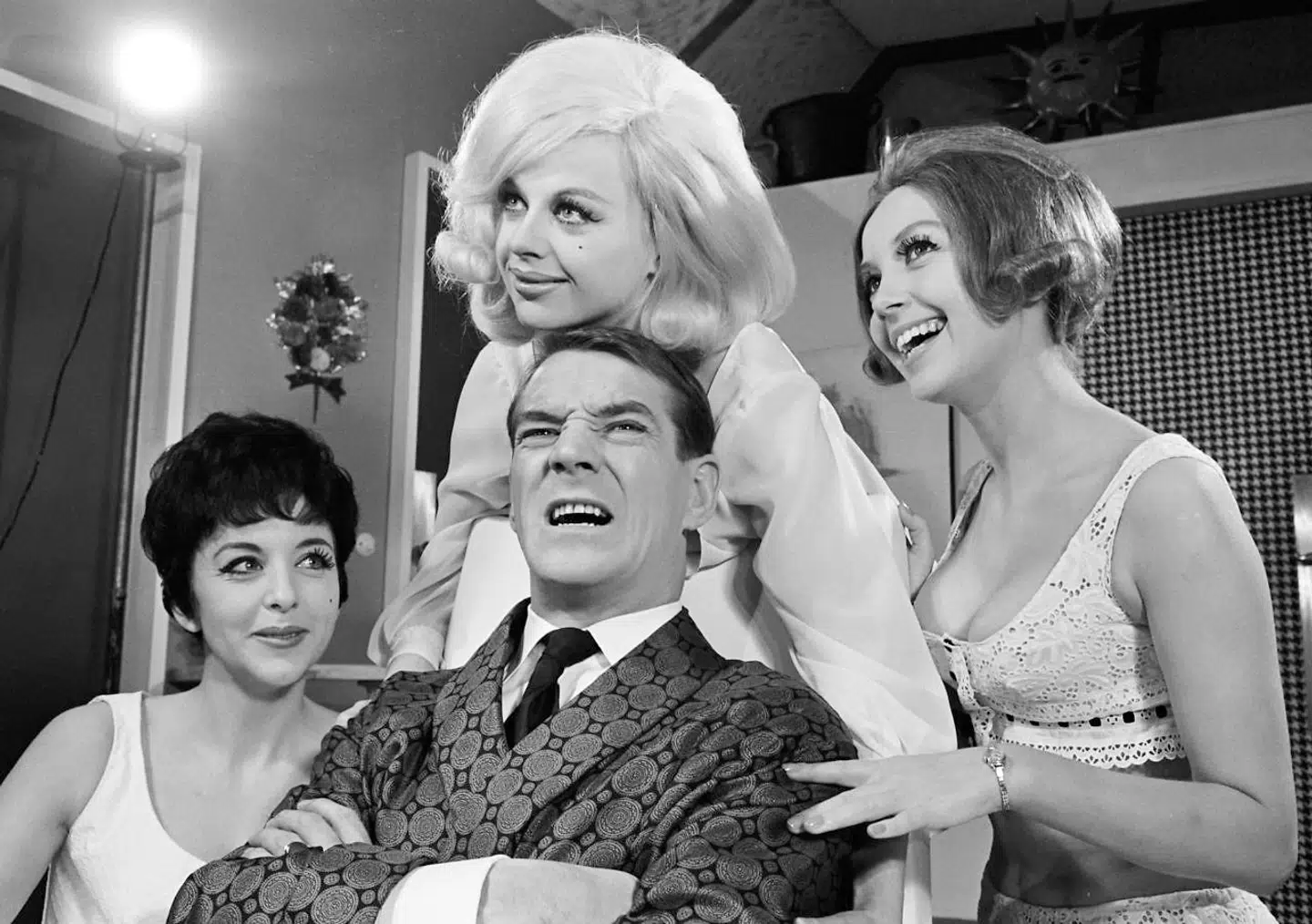 Arkivfoto: Fra venstre ses: Annie Birgit Garde, Judy Gringer, Axel Strøbye og Rita Angela i teaterforestillingen »Piger i sky« på Allé scenen.