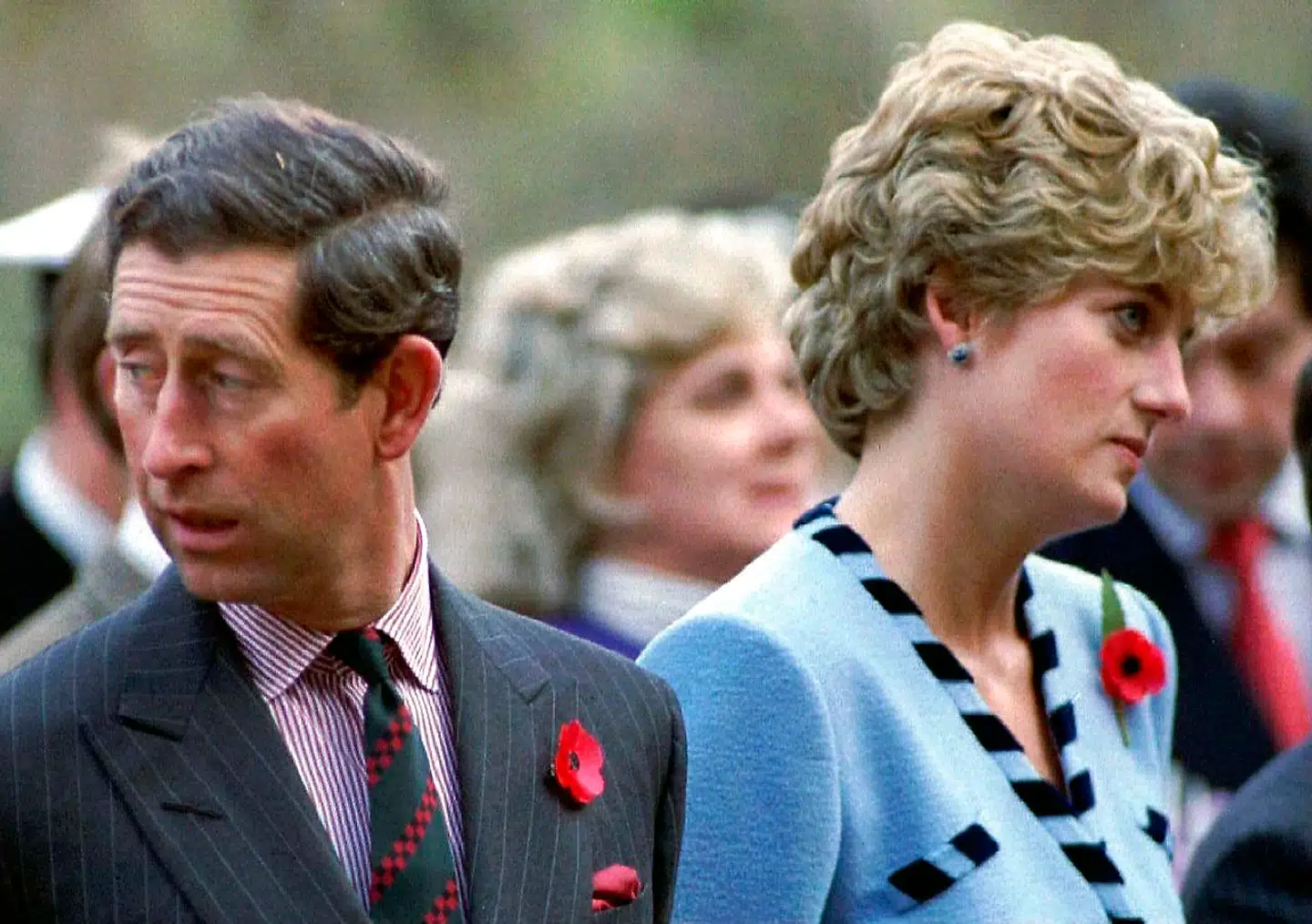 De blev gift i 1981 ved et eventyrbryllup, men intet gik, som det skulle. Prins Charles fandt tilbage til sin gamle elskerinde, prinsesse Diana fandt sig en elsker, og de bekrigede hinanden i medierne.