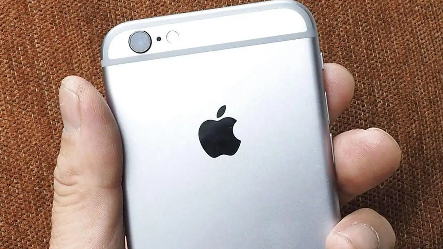 Millioner af iPhones blev gjort langsommere af en opdatering af Apples software, uden at Apple fortalte om det. Nu vanker der endnu en kæmpebøde til mobilgiganten.