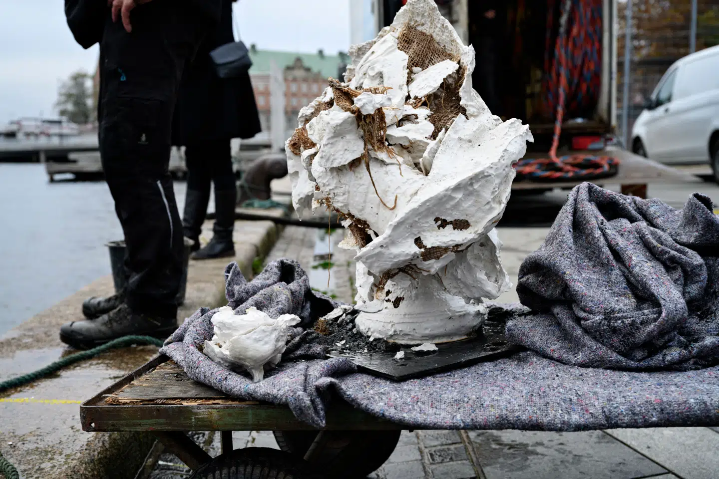 Vi taler om buster som sjældent før, efter at en institutleder på kunstakademiet har påtaget sig skylden for, at Frederik V endte på bunden af Københavns Havn. Her er resterne netop blevet fisket op.