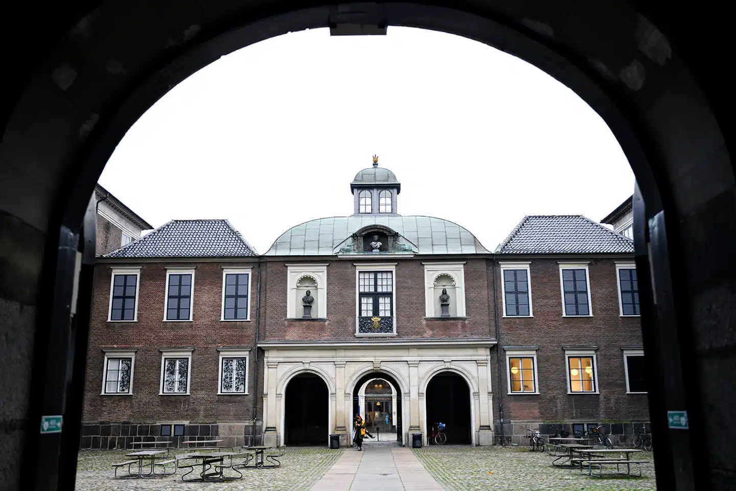 By & Havn sender en dykker i vandet og hejser en statue af grundlæggeren af Kunstakademiet i København op af Københavns Havn fredag den 6. november 2020. Fredag morgen kom det frem at en anonym aktivistgruppe havde smidt statuen af Frederik V. i havnen. Busten af Frederik V står normalt på Kunstakademiets Billedkunstskoler.. (Foto: Philip Davali/Ritzau Scanpix)