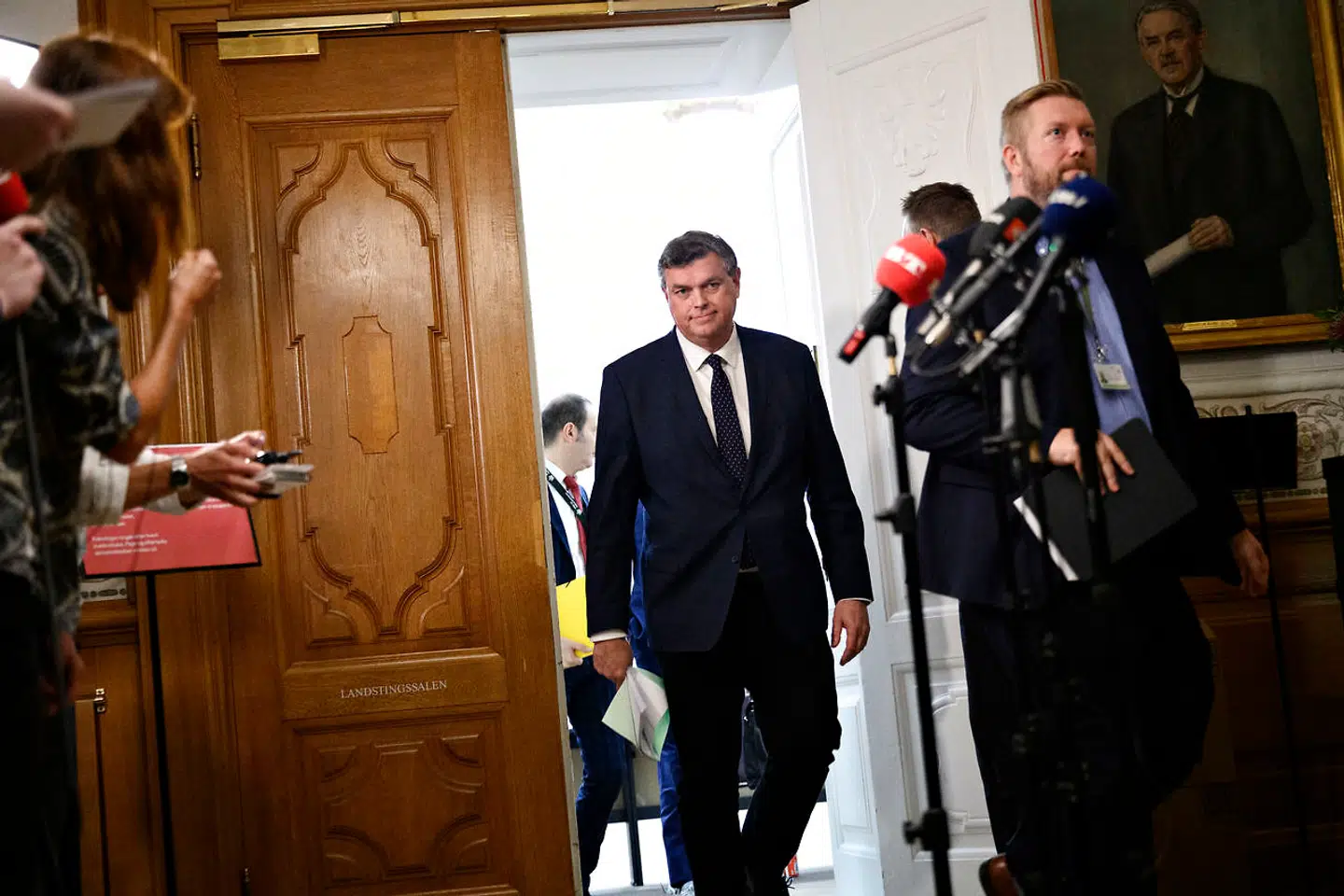 ARKIV - Minister for fødevarer, fiskeri og ligestilling Mogens Jensen (S) udtaler sig meget kort til pressen efter Miljø- og Fødevareudvalget har haft ministeren i samråd om håndtering af coronasmitte blandt mink og om minkbranchens fremtid, i Landstingssalen på Christiansborg onsdag den 11. november 2020.. (Foto: Philip Davali/Ritzau Scanpix)