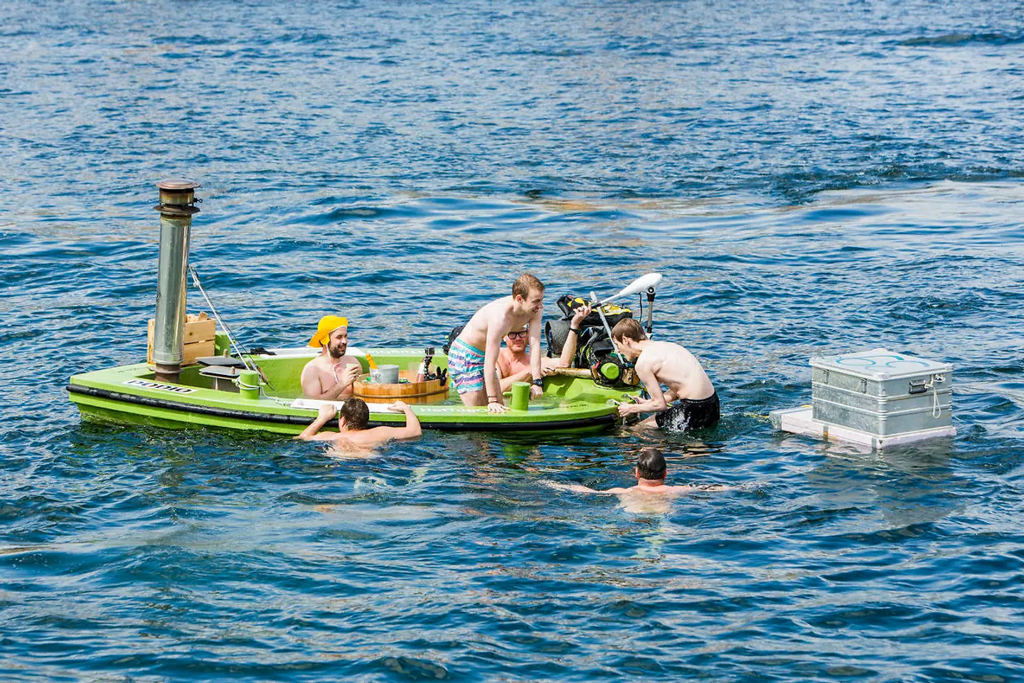 De senere år er der kommer flere såkaldt bløde trafikanter i Københavns Havn – som her et flydende badekar med opvarmet vand. Nu vil politikerne gøre det mere sikkert at færdes i havnen.