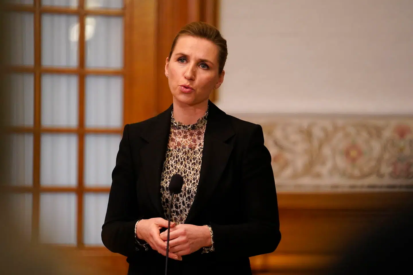 Statsminister Mette Frederiksen (S) har sagt, at hun først søndag 8. november blev gjort opmærksom på, at kravet om aflivning af alle mink manglede lovhjemmel. Her ses statsministeren efter tirsdagens spørgetime i Folketingssalen 17. november 2020.