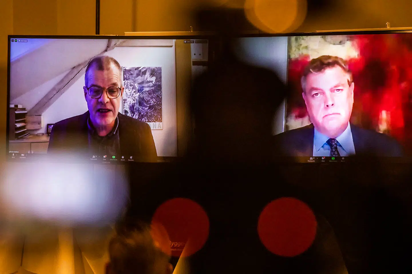 Fødevareminister Mogens Jensen og faglig direktør i Statens Serum Institut Kåre Mølbak under et virtuelt pressemøde.