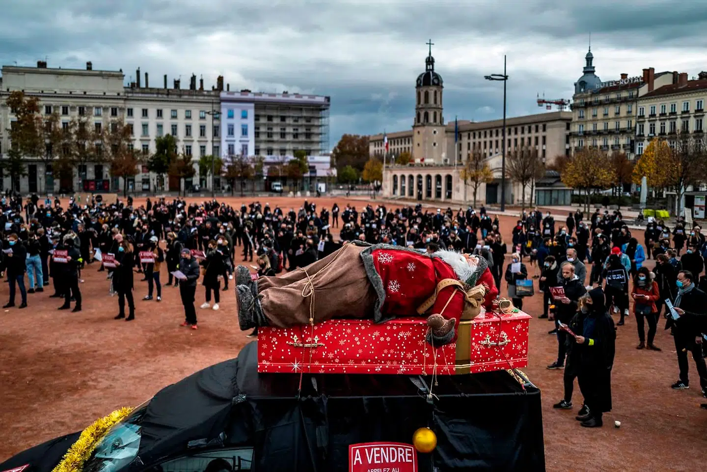 Julemanden ligger lit de parade under en demonstration i Lyon i Frankrig, hvor butiksejere protesterer mod den franske regerings strenge forholdsregler i forbindelse med pandemiens anden bølge. En positiv udvikling i smittespredningen kan dog gøre det muligt at redde julesalget og dermed økonomien for mange hårdt pressede forretningsdrivende.