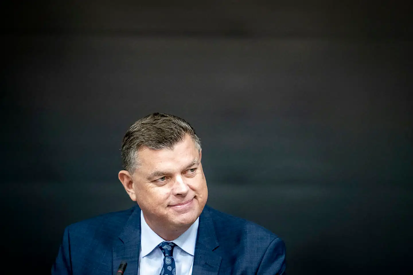 Fødevareminister Mogens Jensen (S) var tirsdag morgen i samråd i Miljø- og Fødevareudvalget om aflivning af alle mink i Danmark, før lovgrundlaget var sikret. Ekspert i forvaltningsret mener, at sagen er i den alvorlige ende.