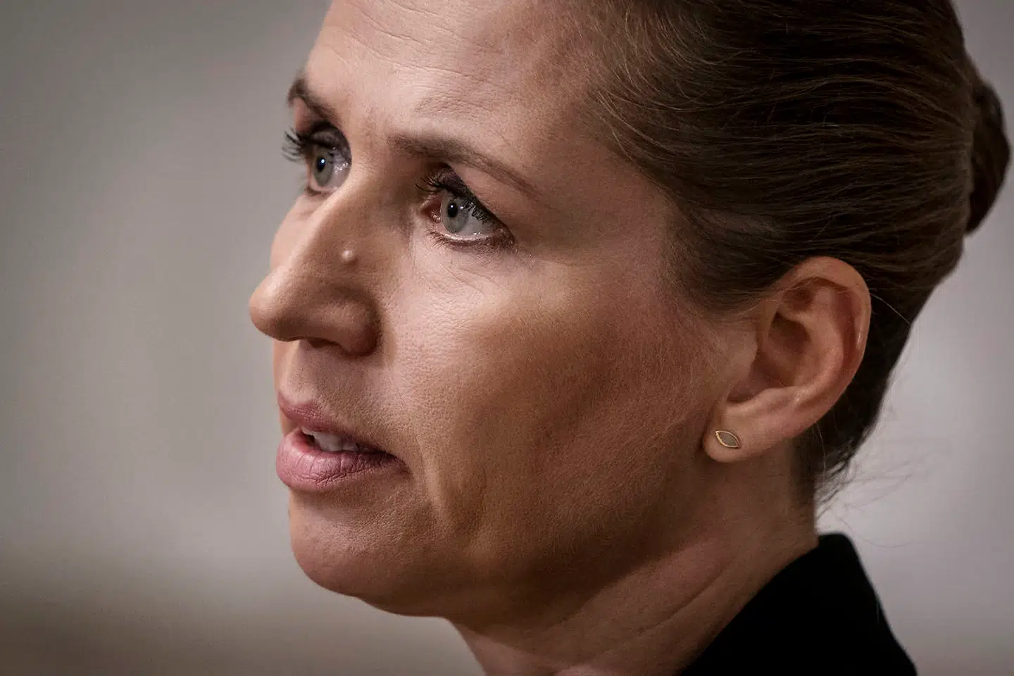 »Det er svært at forstå, hvordan man kan have respekt for loven og demokratiet og samtidig ikke udtrykke mistillid til en regering, der med åbne øjne ser stort på samme,« skriver Mette Østergaard i denne leder.