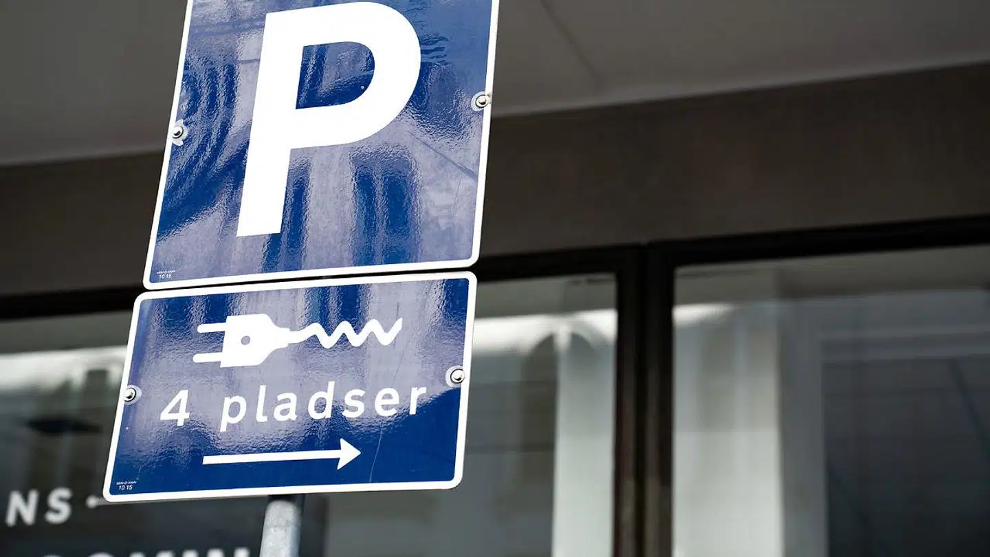 Der skal flere elbiler ud på vejene, så benzin- og dieselbilerne kan blive skrottet, mener politikere verden over. I Tyskland vil man nu forlænge statsstøtten til at sænke priserne, så flere vælger en elbil som deres nye bil.