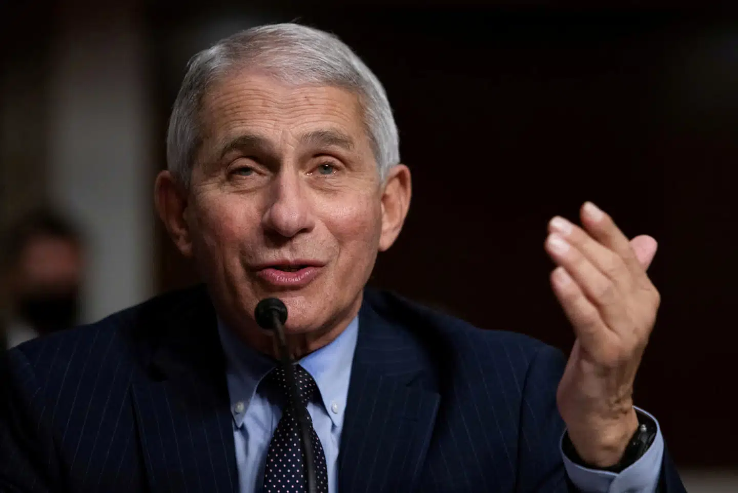 Anthony Fauci er både USAs førende virusekspert og leder af det amerikanske institut for allergier og infektionssygdomme. Men trods de gode nyheder maner han til ro, før vaccinen finder vej til befolkningen.
