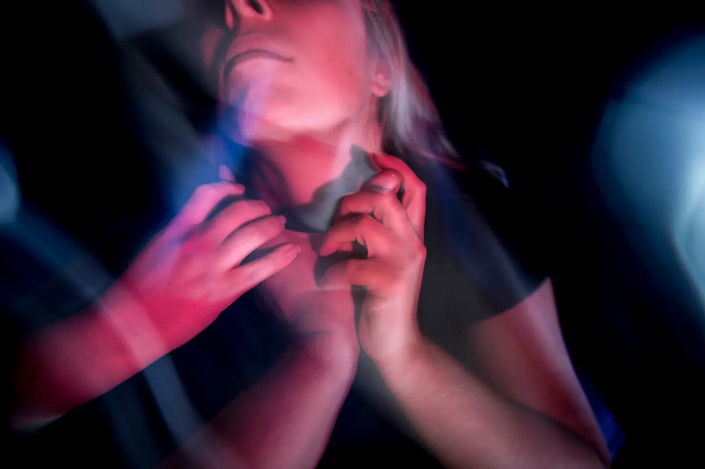 »Politiske partier, medier, fagforeninger, uddannelsesinstitutioner og virksomheder gør meget for at støtte de krænkede: Der er hotlines, muligheder for anonyme anmeldelser, hjælp af uafhængige advokater, direkte kontakt til ledere og psykologbistand. (...) På baggrund af alle disse initiativer undrer det mig, at der ikke er en tilsvarende politisk interesse for at sikre voldtægtsofre en optimal behandling,« skriver Ask Elklit.