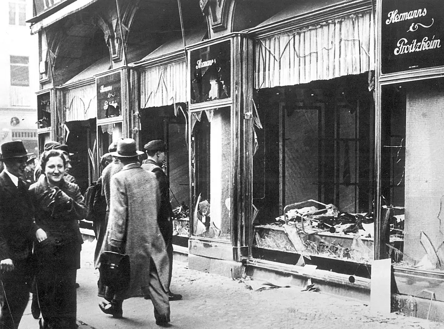 Hærværk på jødisk forretning i Friedrichstrasse, Berlin, efter Krystalnatten 9.-10. november 1938. Biskop Fuglsang-Damgaard tog få dage efter kraftig afstand fra nazismen og antisemitismen i en tale, stik mod den danske regerings politik, som gik ud på ikke at være kritisk over for regeringen i Tyskland. Scanpix.