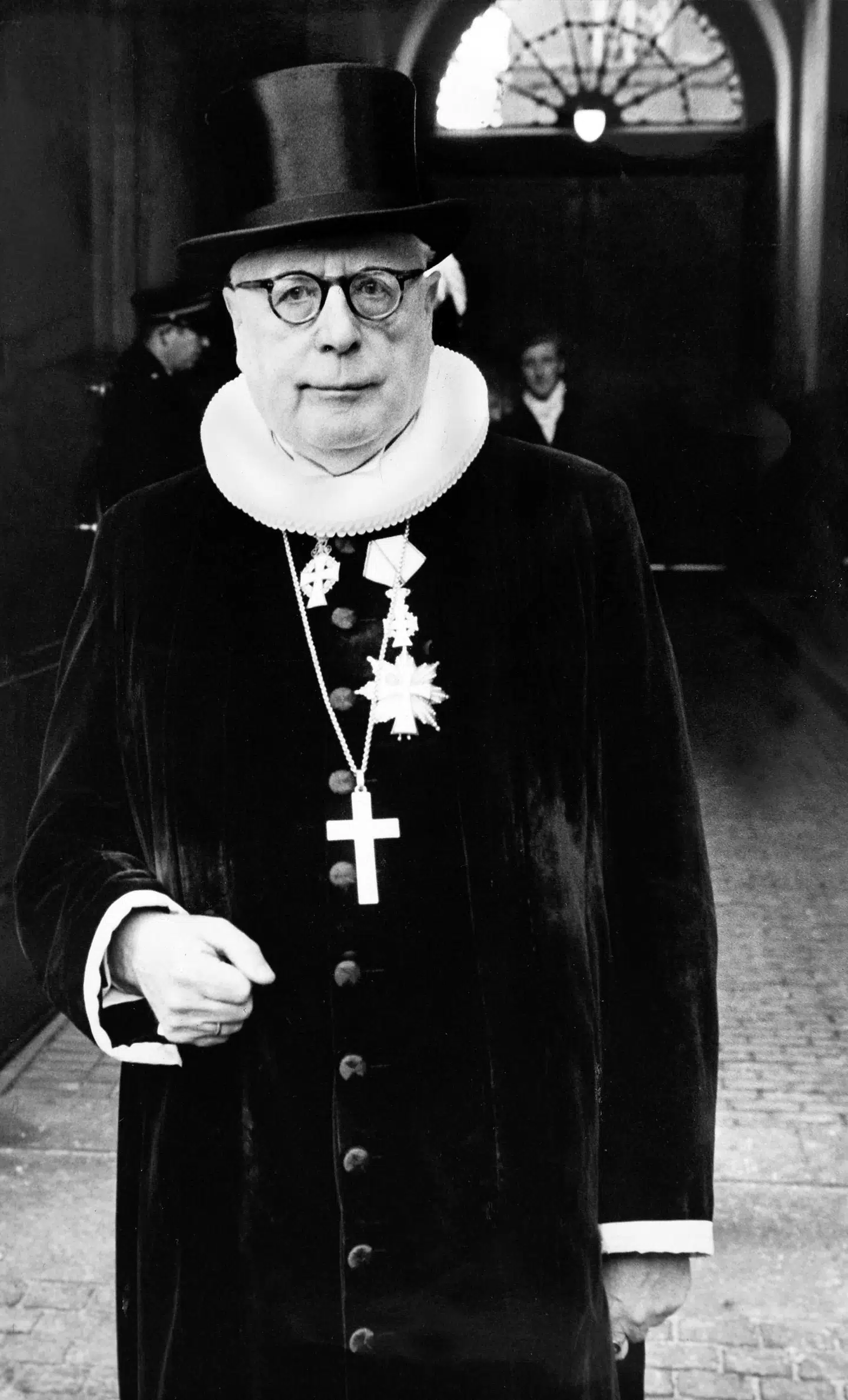 Hans Fuglsang-Damgaard forblev biskop indtil 1960. Han skrev sine erindringer, men gled let hen over sine antinazistiske aktiviteter. I bogen »Biskoppen og jødeforfølgelserne« har professor Martin Schwarz Lausten genskabt biskoppens kæmpeindsats og vristet ham fri af Kaj Munks skygge. Illustration fra bogen.