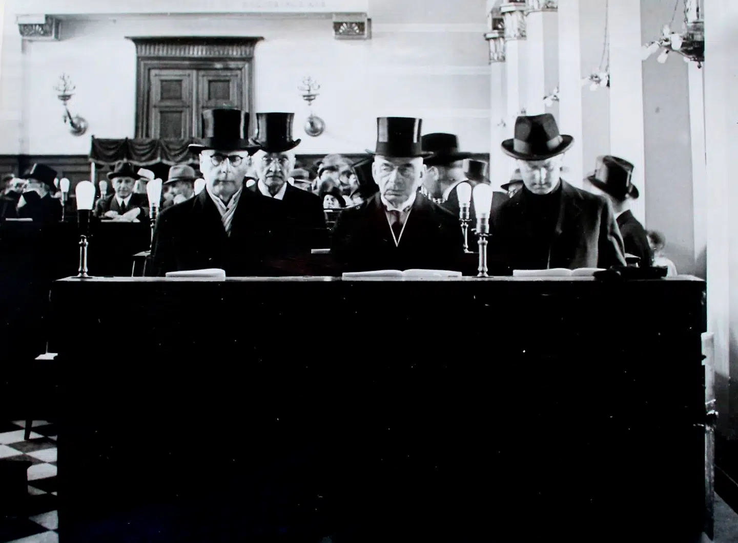 Biskop Hans Fuglsang-Damgaard yderst til venstre i synagogen i København lige efter befrielsen. Ved siden af biskoppen til højre i første række ses den jødiske menigheds formand, overretssagfører C.B. Henriques. Yderst til højre ses professor Frederik Torm, som støttede Fuglsang-Damgaard i den aktivistiske, antinazistiske politik. Illustration fra bogen.