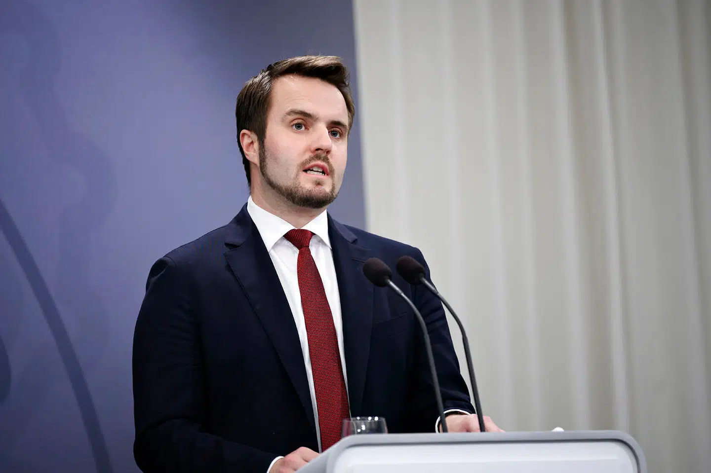 »Med myndighedernes mulighed for voldsomme indgreb mod virksomhederne med potentielt store konsekvenser bør også følge krav til retssikkerheden. Virksomheder er trods alt, ligesom drabs- og voldsmænd, uskyldige indtil det modsatte er bevist,« skriver Ole P. Kristensen i denne leder. Regeringen har på foranledning af et EU-direktiv fremsat et lovforslag til skærpelse af konkurrenceloven.