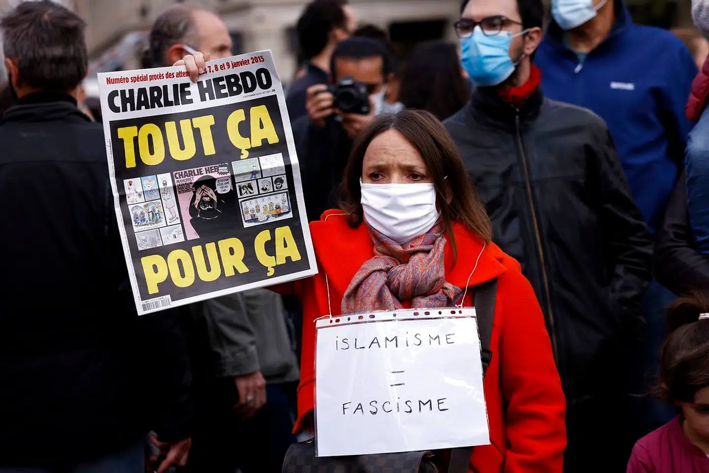 En demonstrant viser under en protest mod mordet på Samuel Paty forsiden af Charlie Hebdo forud for starten på retssagen om massakren mod satiremagasinet for nylig. I den forbindelse blev samtlige Muhammed-tegninger genoptrykt.