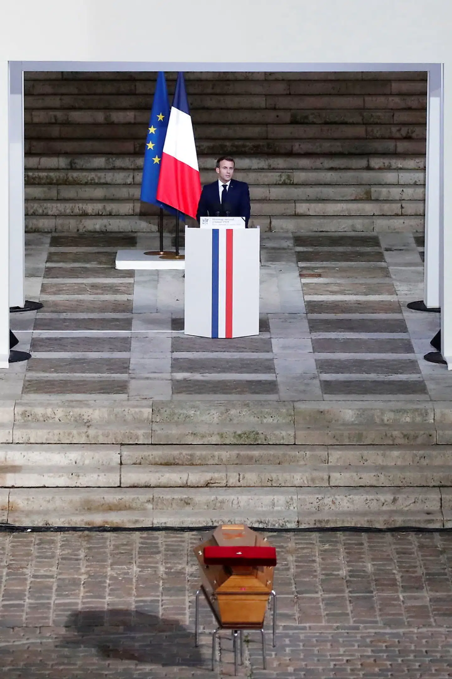 Præsident Emmanuel Macron holder tale under mindehøjtideligheden for Samuel Paty, hvor han forsvarede skolelærerens brug af karikaturtegninger i undervisningen, hvilket var med til at fremprovokere en fransk Muhammed-krise.