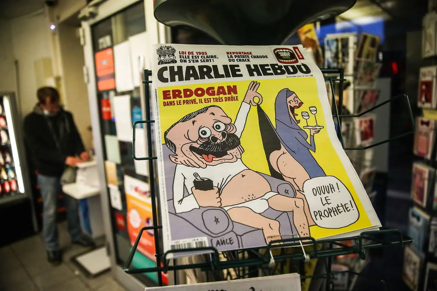 Den tyrkiske præsident, Recep Tayyip Erdogan, har ført an i den muslimske verdens flere steder voldelige protester mod Emmanuel Macrons forsvar af Muhammed-tegningerne. Charlie Hebdos kommentar til konflikten har ikke gjort forholdet mellem de to statsledere bedre.