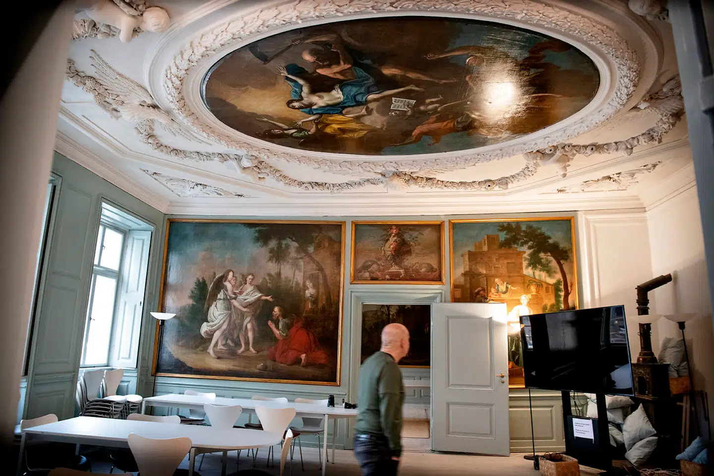 Husets hovedstue i stueetagen er rigt dekoreret. I loftet ses Hendrik Krocks maleri med titlen »Dyden fremkalder Misundelsen og besejrer den. Tiden kalder Sandheden frem og ødelægger Løgnen.« På væggene er det en anonym maler, der har brugt scener fra Bibelen, men hvor personerne er iklædt baroktidens klæder.