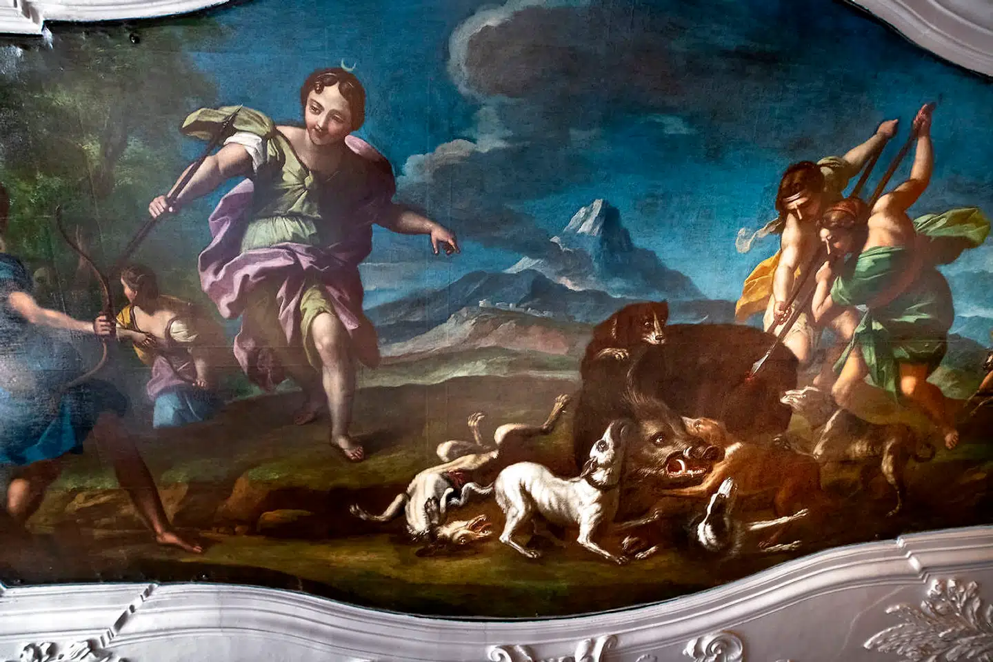 I en af stueetagens rum har Hendrik Krock selv malet loftsmaleriet, der viser jagtgudinden Diana og hendes følge dræbe et vildsvin.