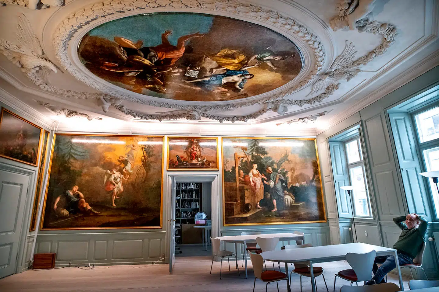 Hovedstuen i Strandgade 6 med bibelske motiver på væggene og Hendrik Krocks loftsmaleri.