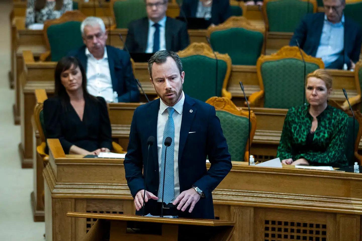 Jakob Ellemann-Jensen og den øvrige V-top vejrer morgenluft, efter at statsminister Mette Frederiksen (S) bliver hårdt kritiseret for sin rolle i minkskandalen.