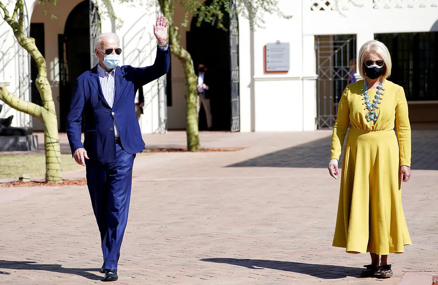 Arizona-senator John McCains enke, Cindy (th.), er blevet nær ven og rådgiver af Joe Biden, som vandt præsidentvalget i USA i forrige uge. Biden vandt overraskende den normalt sikre republikanske stat, Arizona, godt hjulpet af fru McCain.