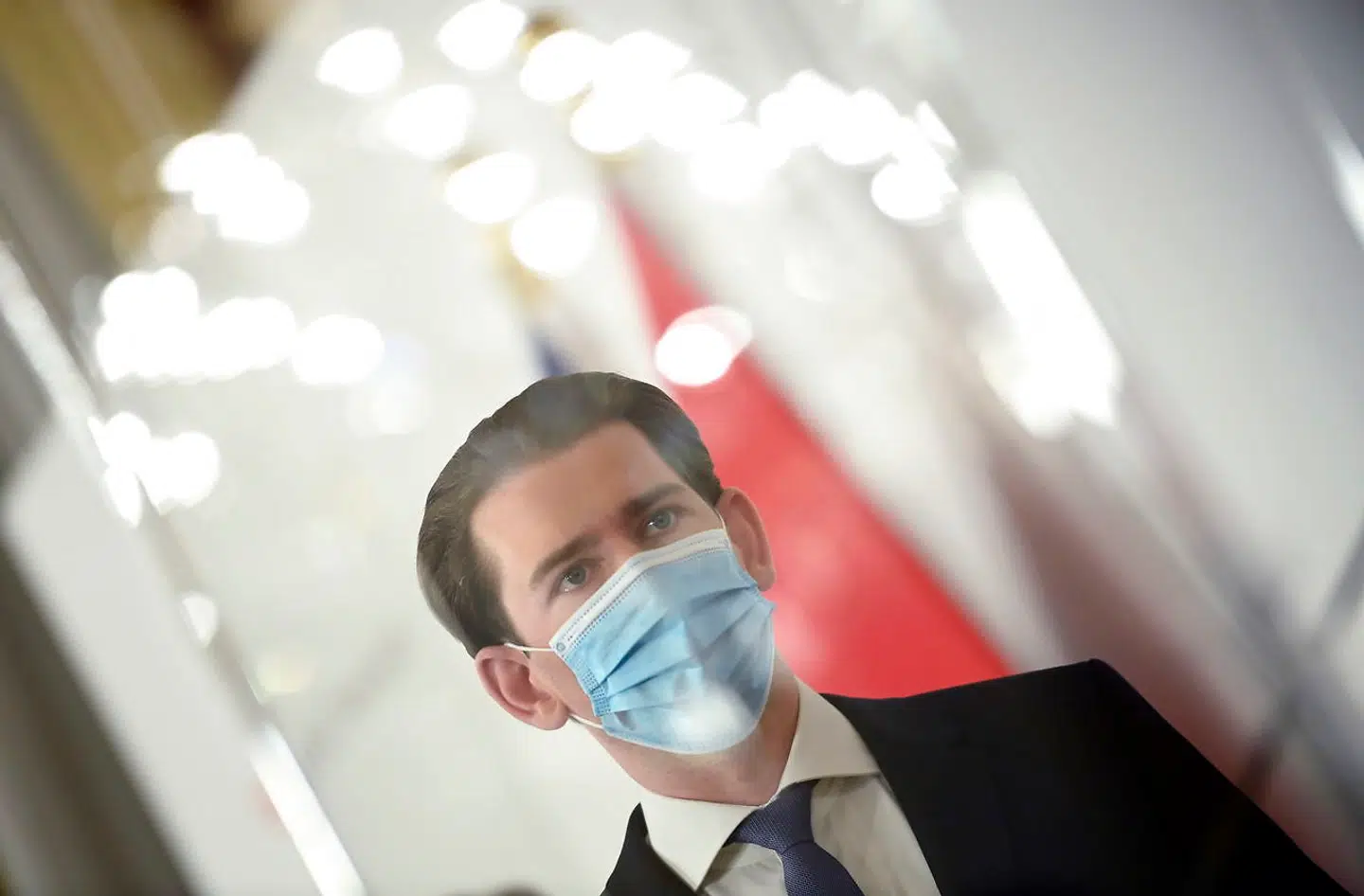 Østrigs kansler varslede lørdag en ny og omfattende lockdown af landet efter en eksplosion i antal smittede. Forretninger og skoler skal lukkes, og folk bedes undlade at omgås andre socialt.