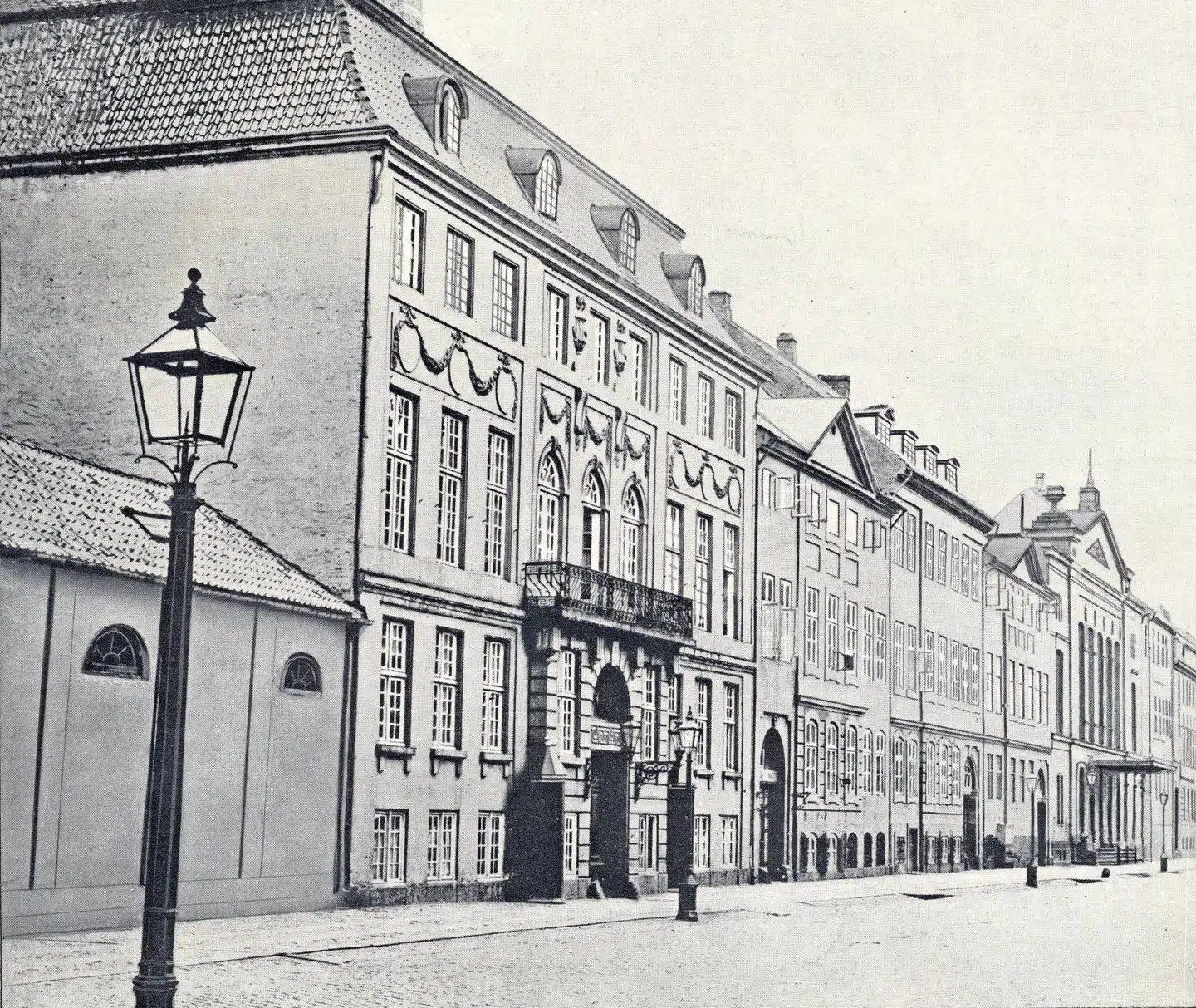 Det Gule Palæ i Amaliegade, som i 1764 blev opført af slavehandleren Frederik Bargum. Ca. 1890. Foto: Før og nu, 2. årg. Arkivfoto.
