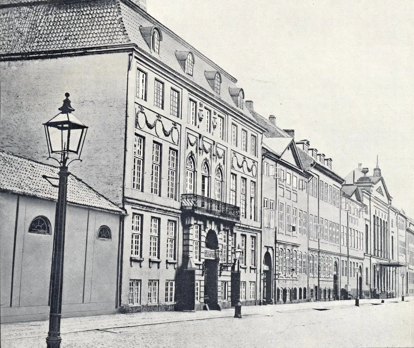 Det Gule Palæ i Amaliegade, som i 1764 blev opført af slavehandleren Frederik Bargum. Ca. 1890. Foto: Før og nu, 2. årg. Arkivfoto.